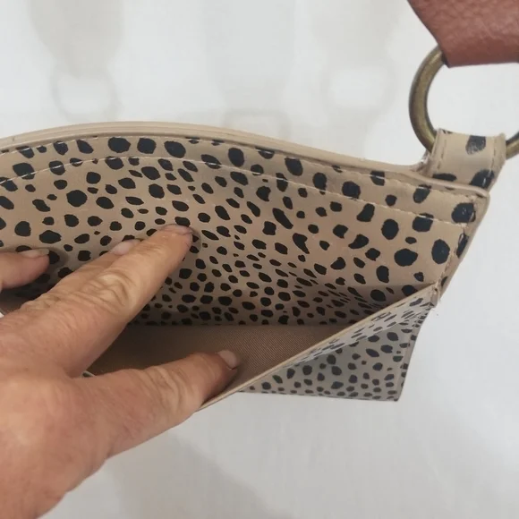 Universal Thread Cheata crossbody - Picture 3 of 8